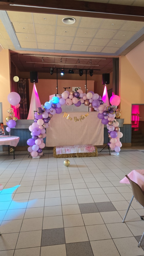Régie DJ intégrée au décor de baptême